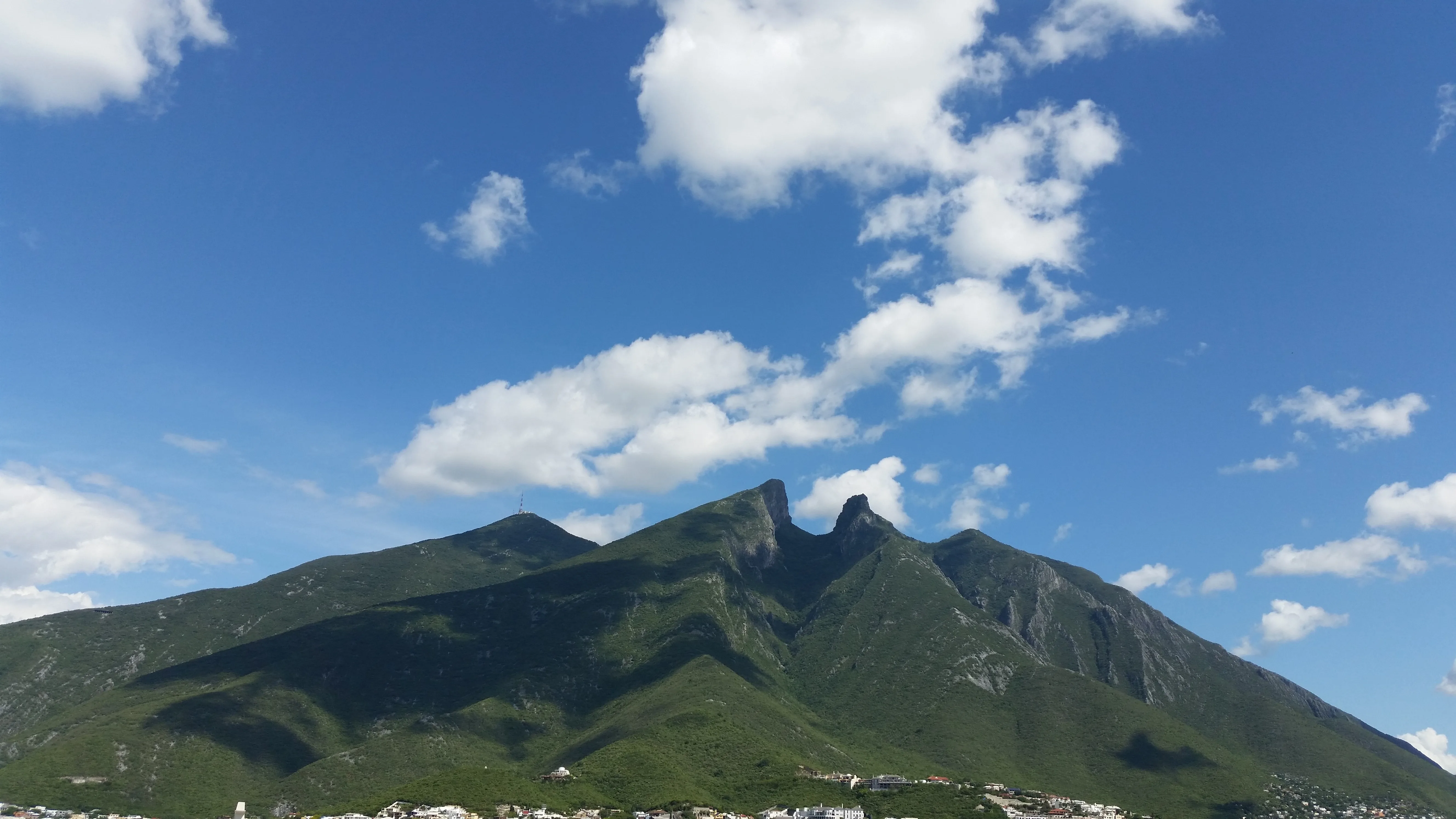 El Cerro de la Silla, en Monterrey, bajo un cielo azul con nubes