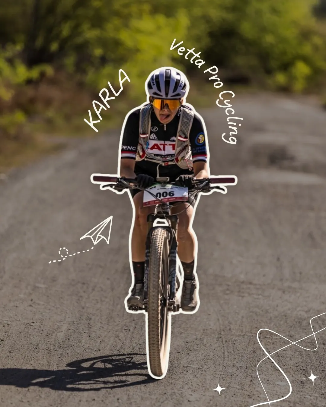 Karla de la Rosa en bici de montaña, con el número 006, en un camino de grava