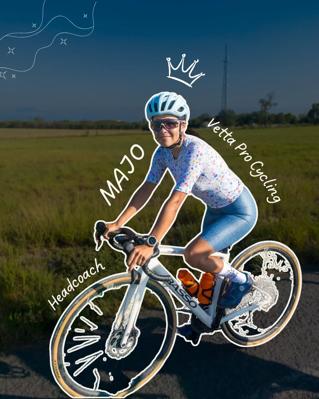 Majo Soto rodando en bici de ruta por una carretera entre pastizales