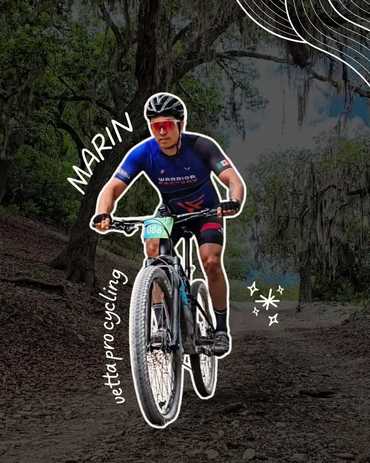 Marin Ibarra en bici de montaña, con el número 086, en un sendero de bosque