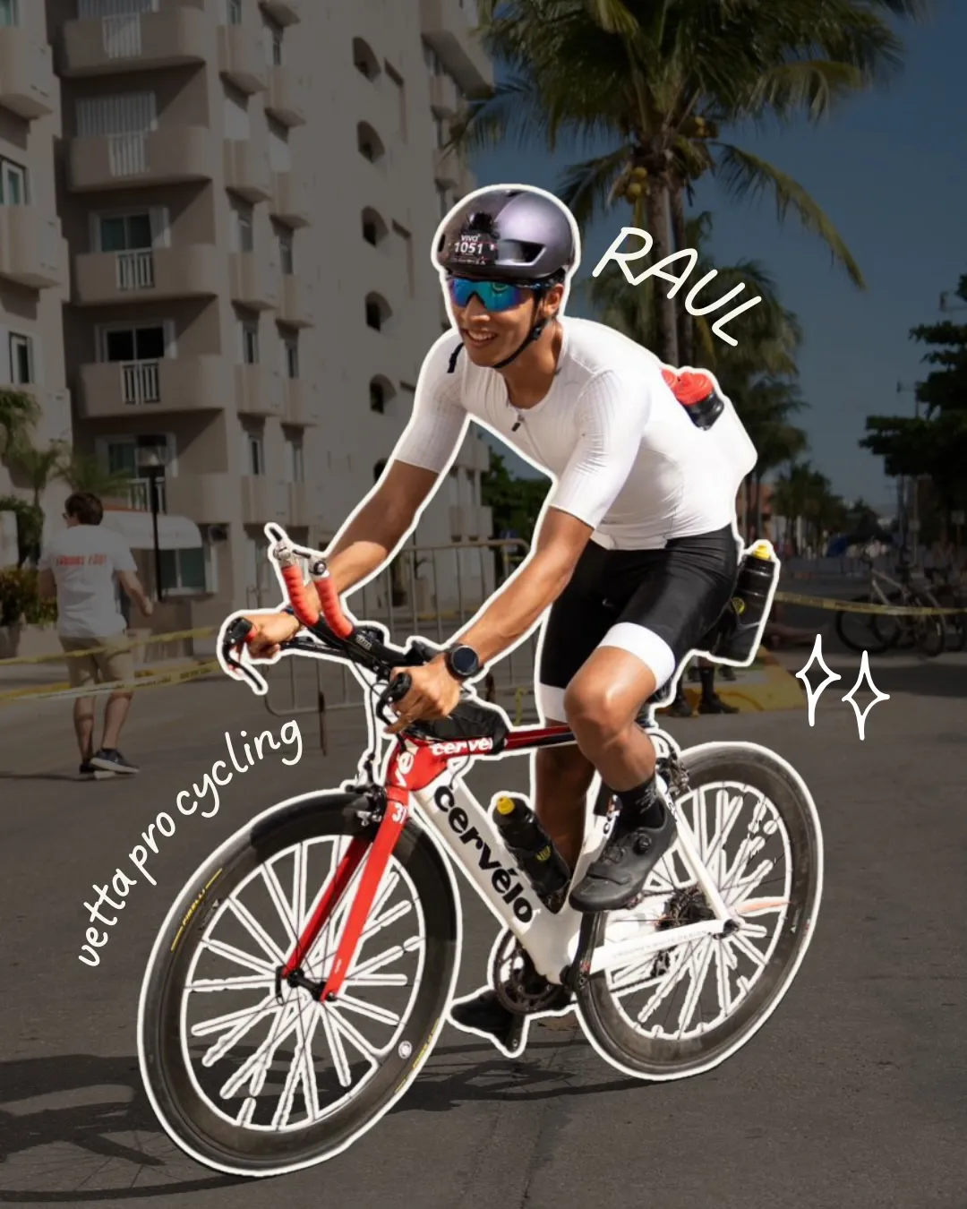 Raul Hernandez en bici de triatlón durante una carrera, en una calle con palmeras
