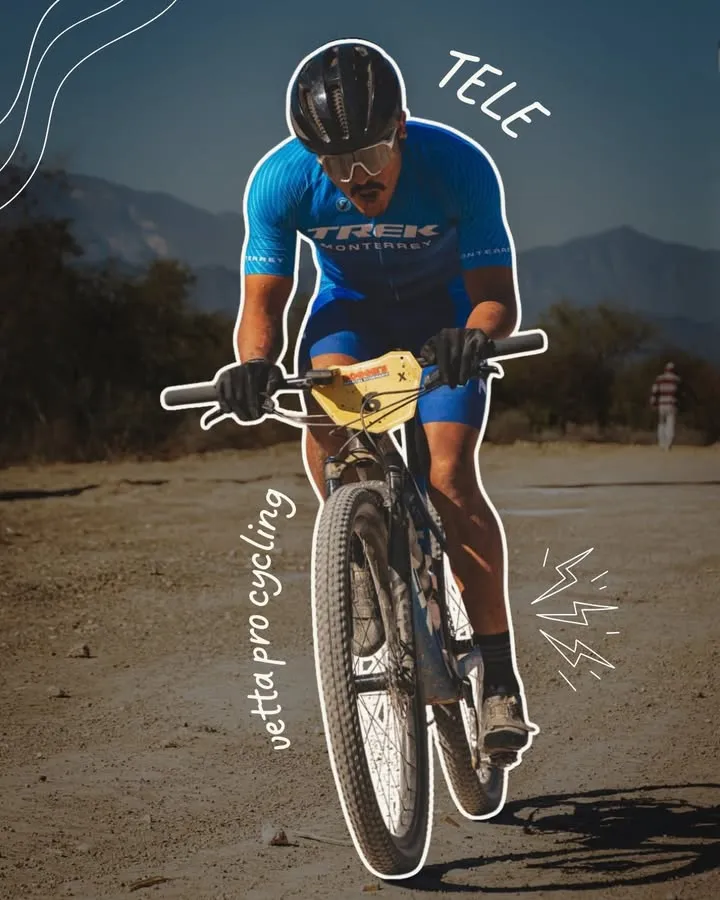 Javier Telechea en bici de montaña sobre un camino de tierra, con la sierra al fondo